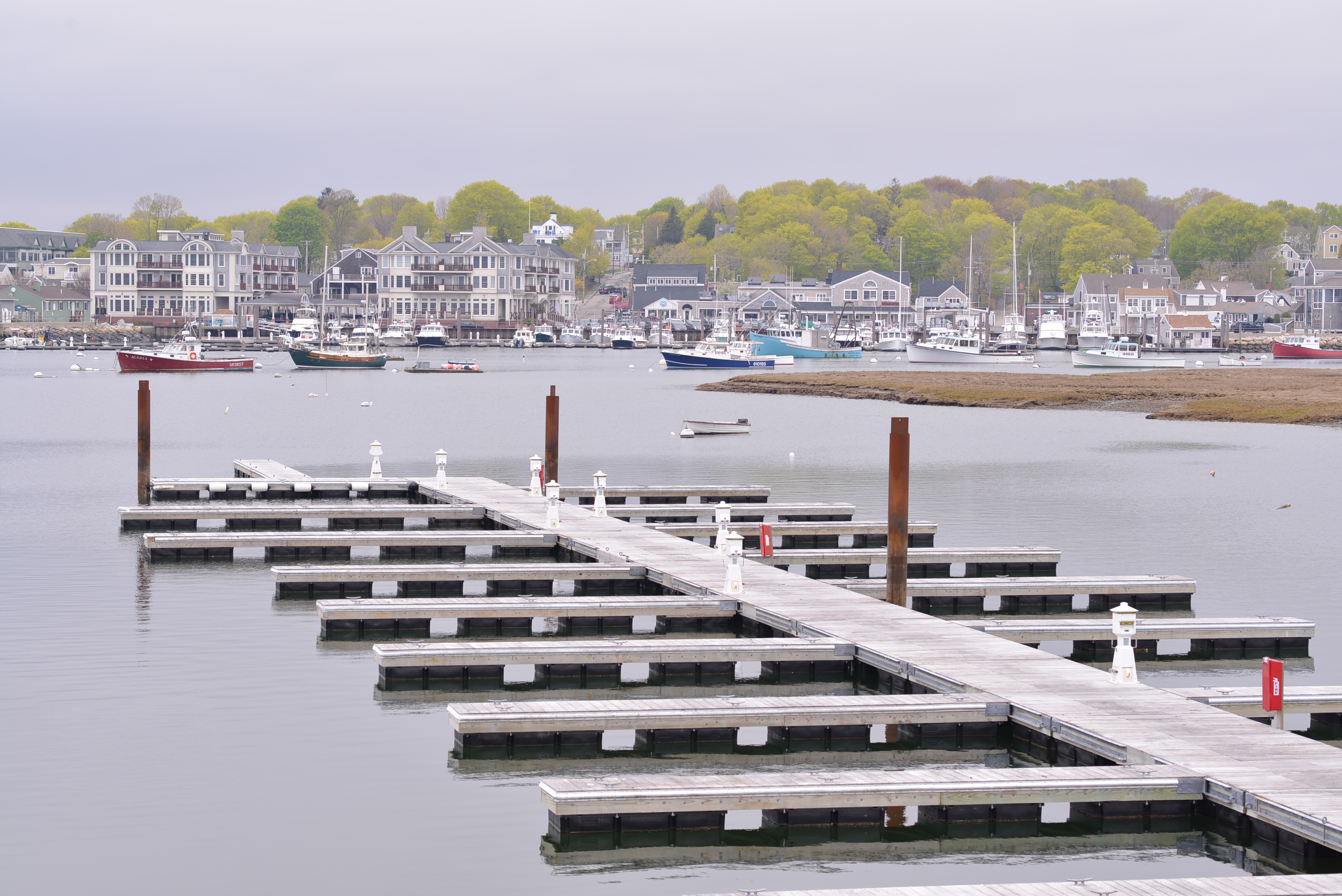 i18n: A Deck Over A Bay Of Parked Boats