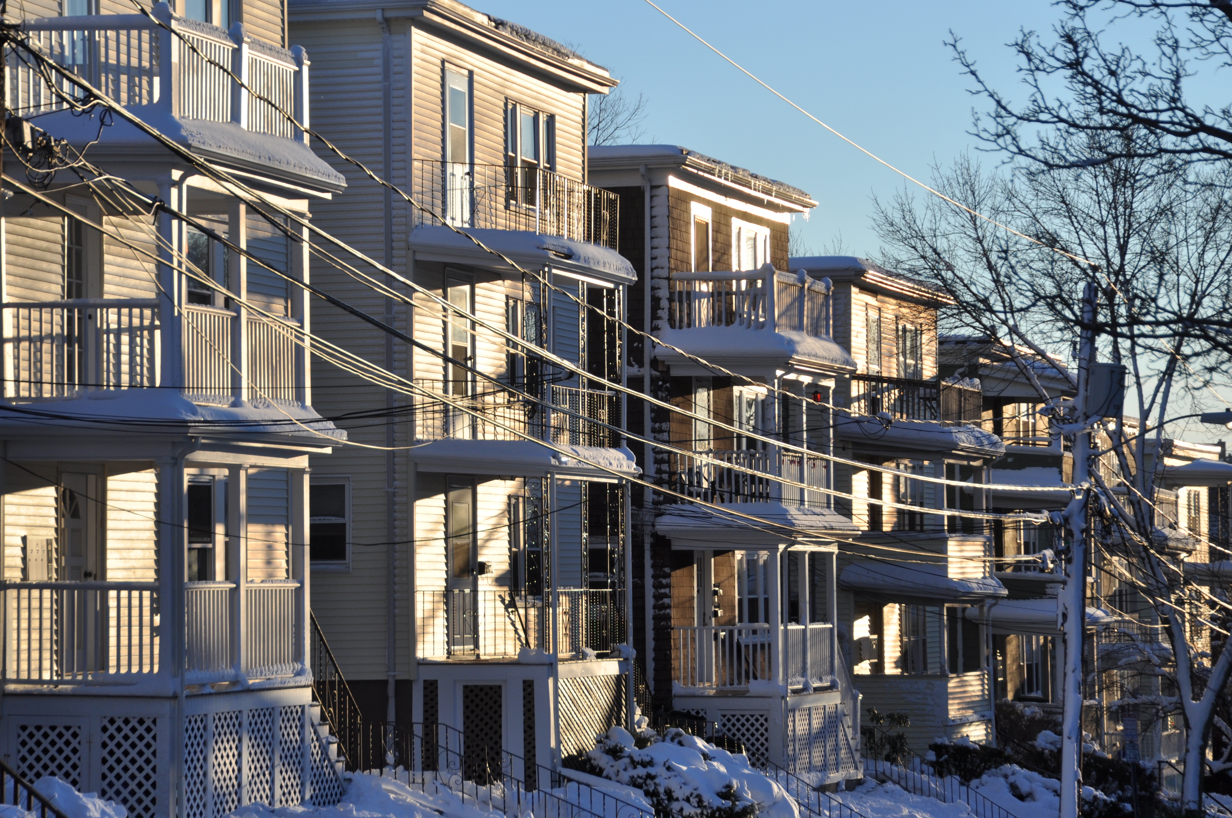 i18n: A View Of Multiple Houses And Electrical Wires Outside